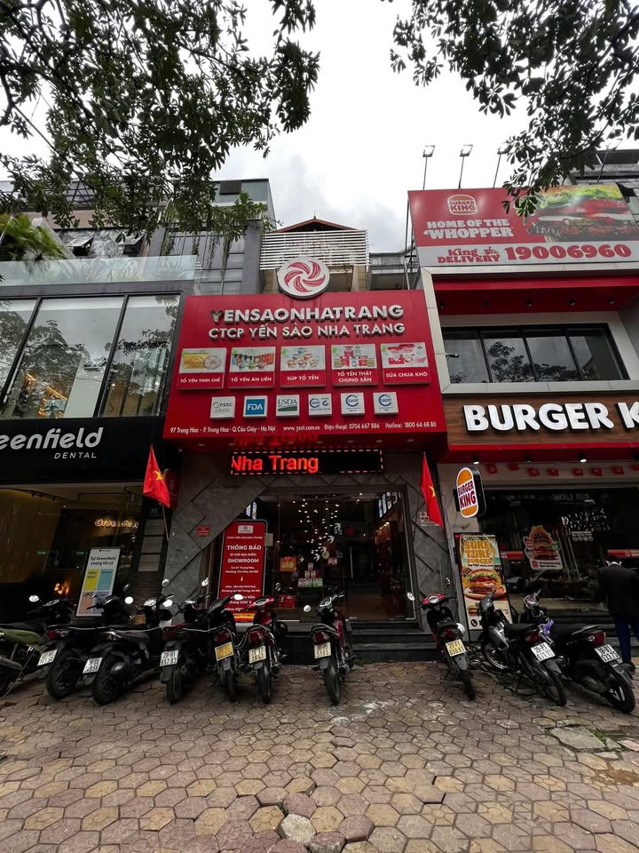 Cho thuê nhà 5 tầng mặt phố Trung Hòa, Cầu Giấy, Hà Nội 140m² - Vị trí đắc địa cho kinh doanh