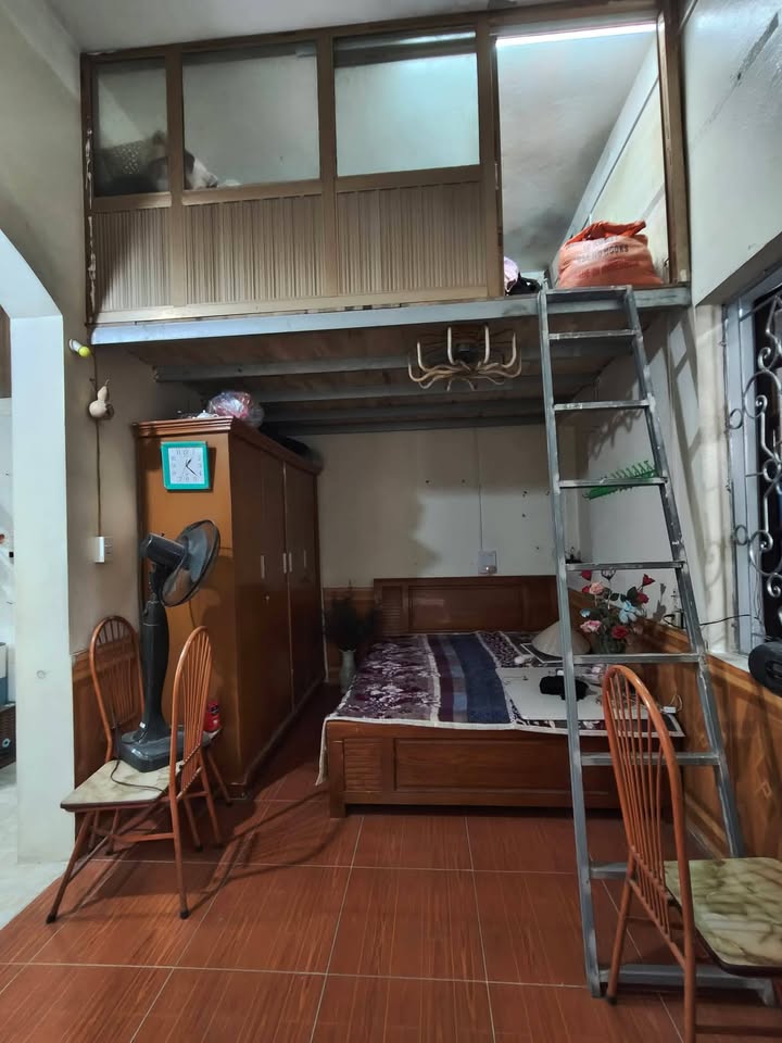 Nhà 2 tầng đường Lê Văn Tám, Yên Bái 65m² giá 1.95 tỷ - Ô tô đỗ cửa, tiện ích đầy đủ!