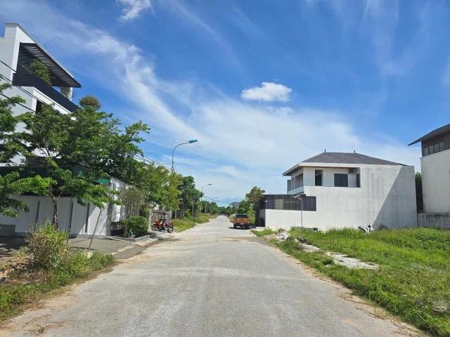 Đất nền khu đô thị Nguyễn Sinh Cung Cửa Lò 180m² giá 6 tỷ - Sổ hồng chính chủ!