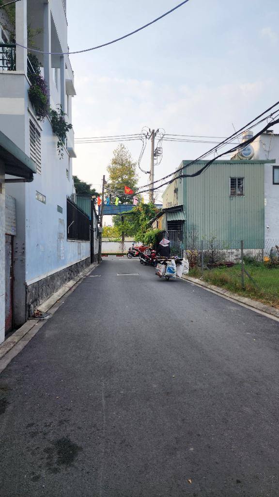 Nhà riêng quận 12 - 105m² giá thỏa thuận - Hẻm nhựa rộng 7m, ô tô vào tận nhà!