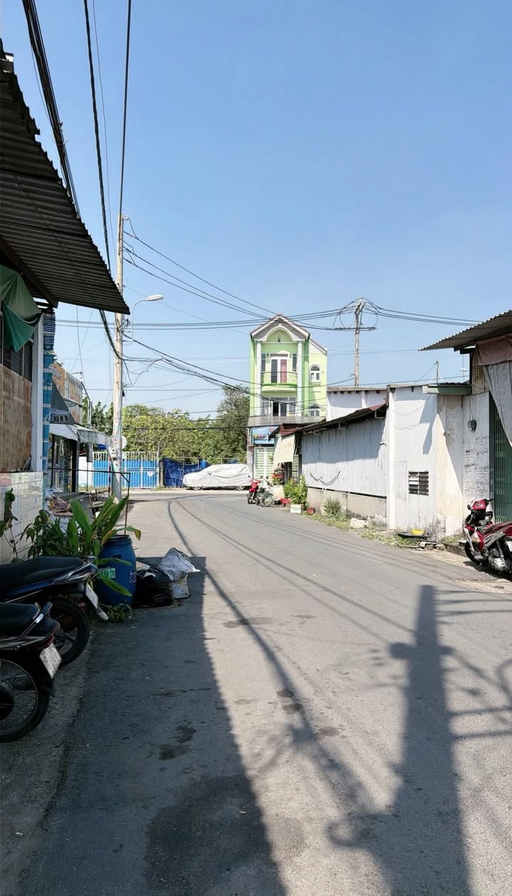 Nhà cấp 4 Tân Xuân, Hóc Môn 120m² giá 5.3 tỷ - Sổ đỏ chính chủ, thương lượng tốt!