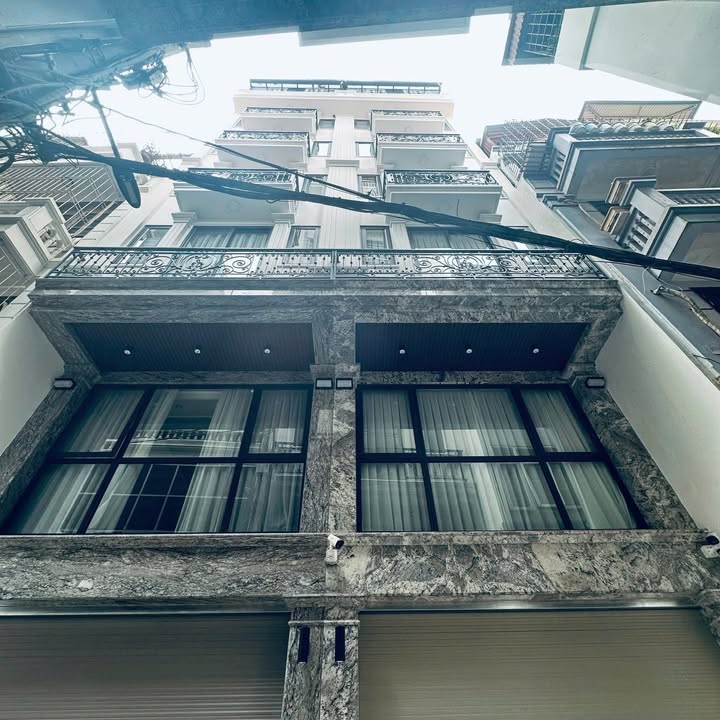 Tòa nhà 8,5 tầng tại Ngõ 136 Chùa Láng 138m² giá 38 tỷ - Dòng tiền ổn định 170 triệu/tháng!