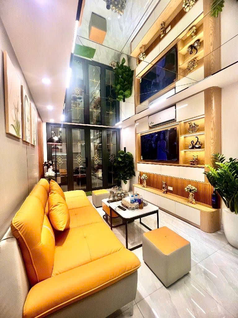 Nhà đẹp Hoàng Hoa Thám 36m² giá 9.75 tỷ - Thang máy xịn, ở ngay!