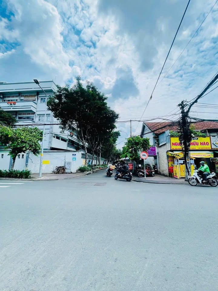 Nhà phố Quận 4, 120m² giá 6 tỷ - Vị trí đắc địa, thuận tiện kinh doanh!