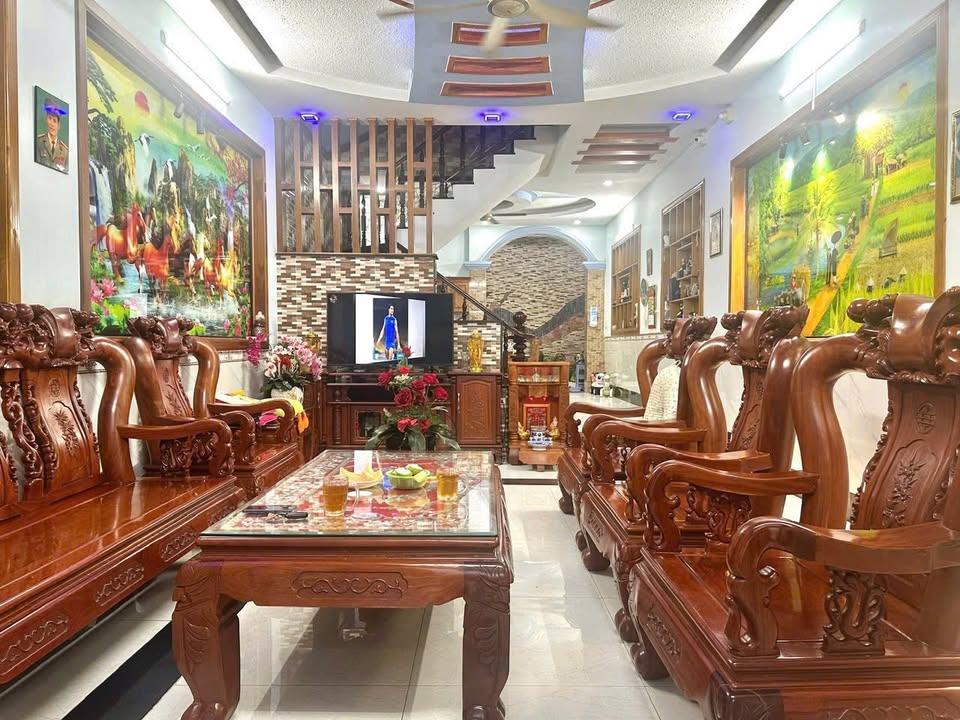 Nhà 3 tầng Nguyễn Thị Minh Khai 102m² giá 7 tỷ - Giao thông thuận tiện, kinh doanh tốt!