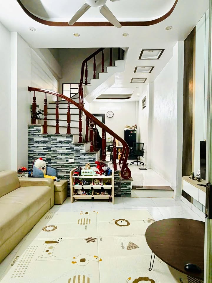 Nhà 3 tầng Tổ 16, phường Quang Trung, Thái Bình 52.9m² giá 2.x tỷ - Thiết kế hiện đại, chính chủ!