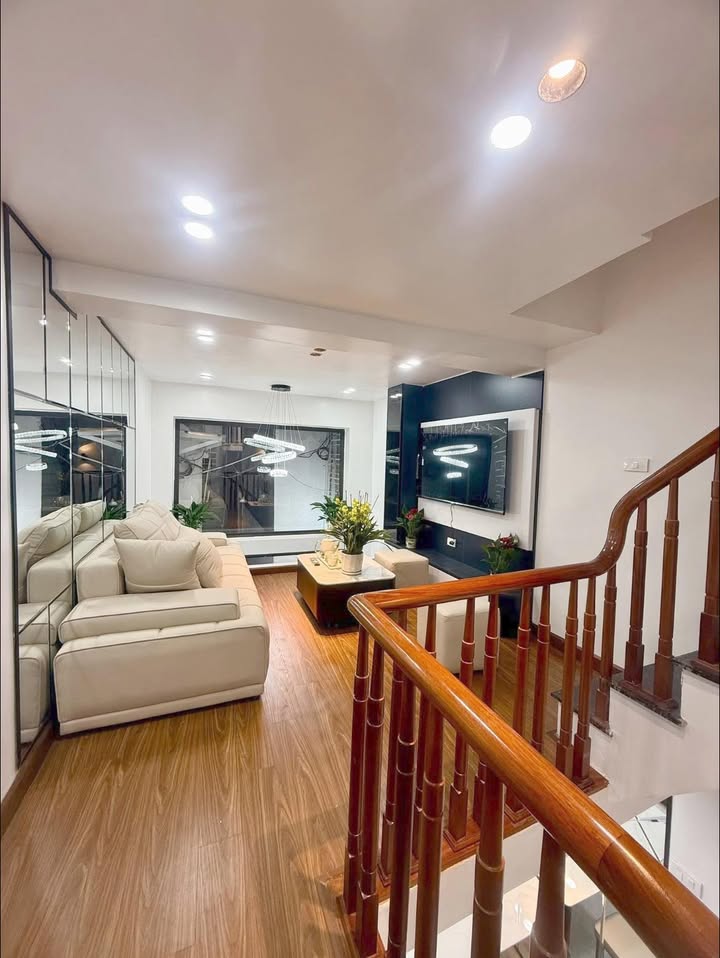 Nhà 5 Tầng Đường Láng Đống Đa 24m² giá 5 tỷ - Sổ đỏ chính chủ, nội thất xịn!