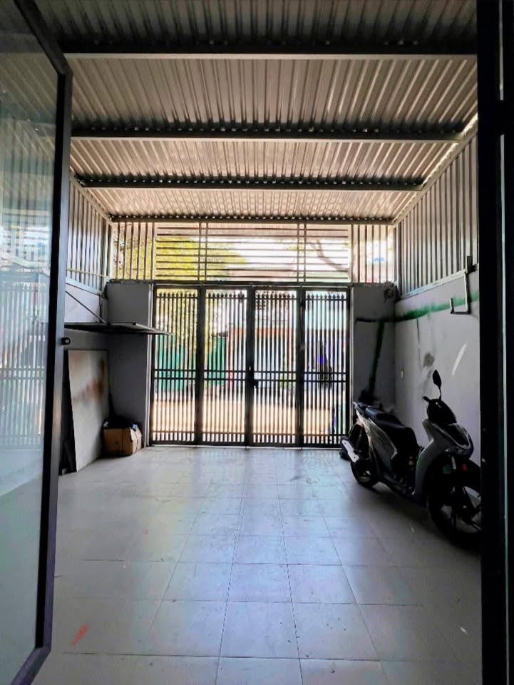 Cho thuê mặt tiền đường Tân Chánh Hiệp 10, quận 12 - Nhà đẹp, kinh doanh tuyệt vời giá 8.5 triệu/tháng!