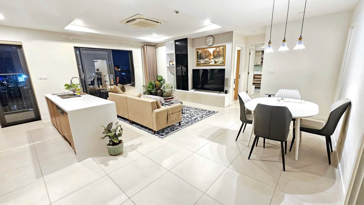 Căn hộ 3PN Kosmo Tây Hồ 102m² giá 13.99 tỷ - Nội thất full mới, ban công Đông Nam