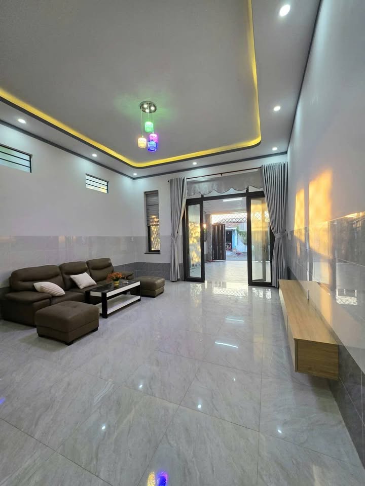 Nhà riêng Hòa Thành Tây Ninh 145m² giá 1.35 tỷ - Sân ô tô rộng rãi, thiết kế thoáng mát!