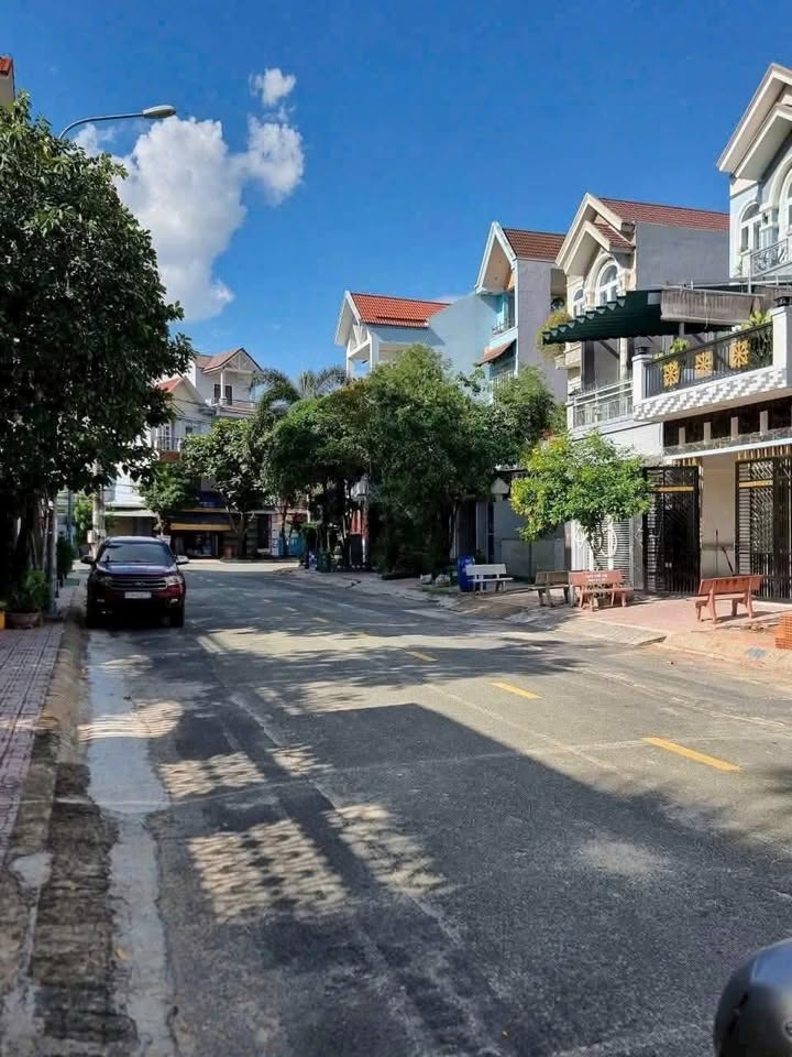 Nhà phố Dĩ An 70m² giá 6.9 tỷ - Hướng Tây Nam, vị trí trung tâm hành chính