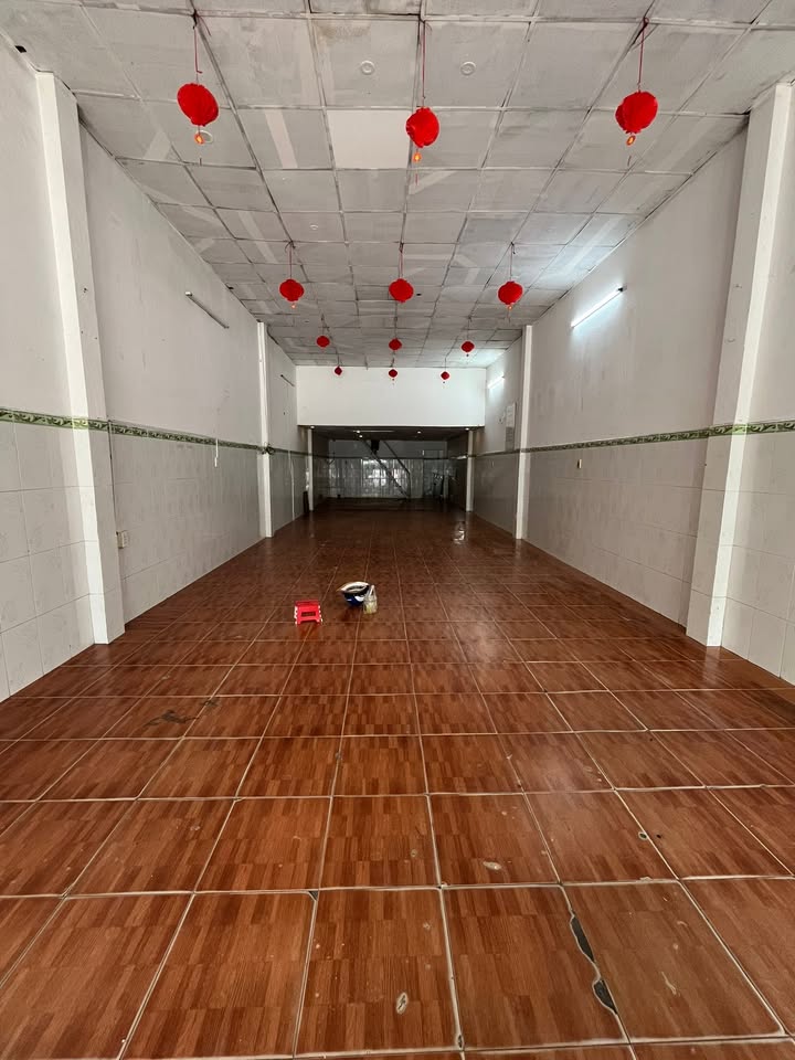 Nhà mặt tiền Nguyễn Ảnh Thủ, Hóc Môn 135m² giá 11 triệu - Cơ hội thuê tuyệt vời!