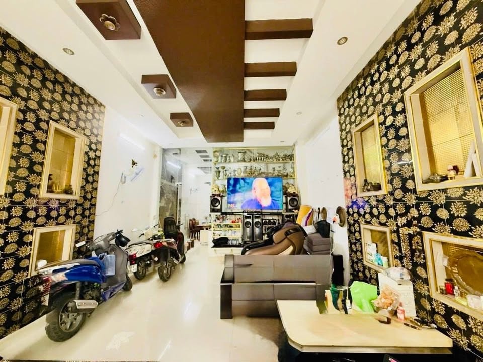Nhà phố Bà Hom, Quận 6, 90m² giá 14.5 tỷ - Chính chủ, 6 phòng ngủ rộng rãi!