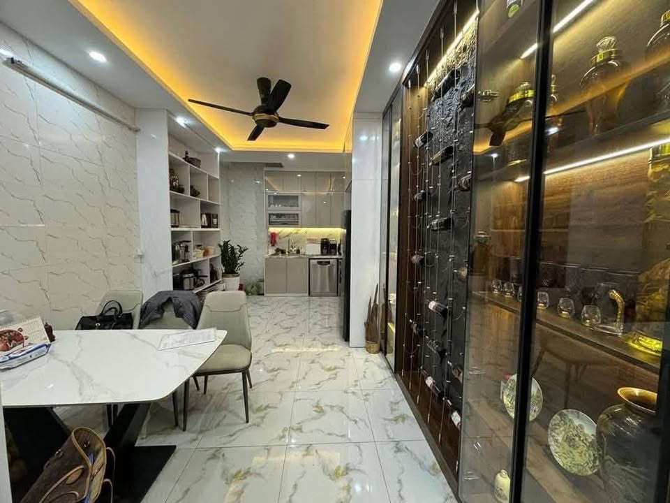 Nhà riêng Hoàng Hoa Thám Ba Đình 32m² giá 8.49 tỷ - Nhà 2 mặt thoáng, sổ đỏ chính chủ!