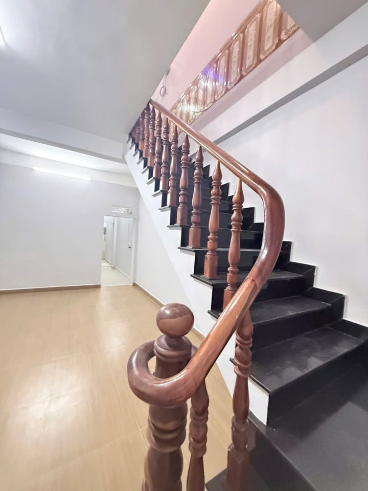 Nhà mặt tiền 139, Phường 11, Đà Lạt - Diện tích 100m², giá 5 triệu/tháng - Không gian thoáng mát, phù hợp kinh doanh!