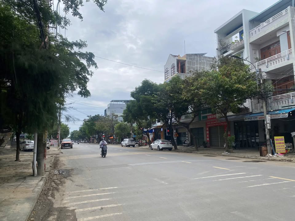 Nhà nguyên căn 3 tầng đường Nguyễn Huệ, Phường 5, Tuy Hòa 108m² - Kinh doanh sầm uất!