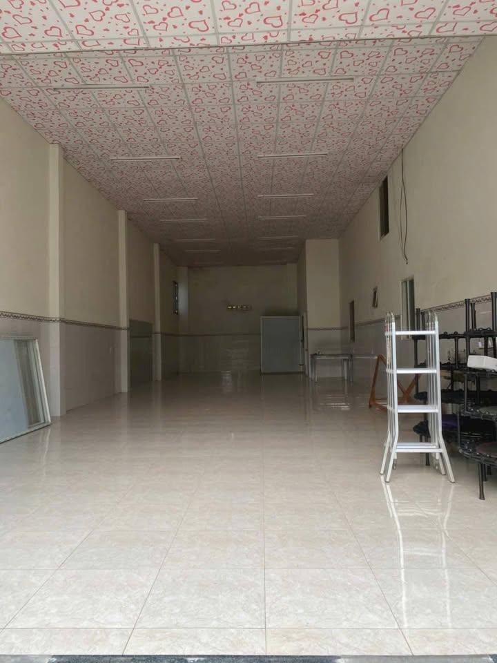 Mặt bằng kinh doanh Phú Tân 120m² giá 8 triệu - Vị trí đắc địa, sẵn sàng hoạt động!