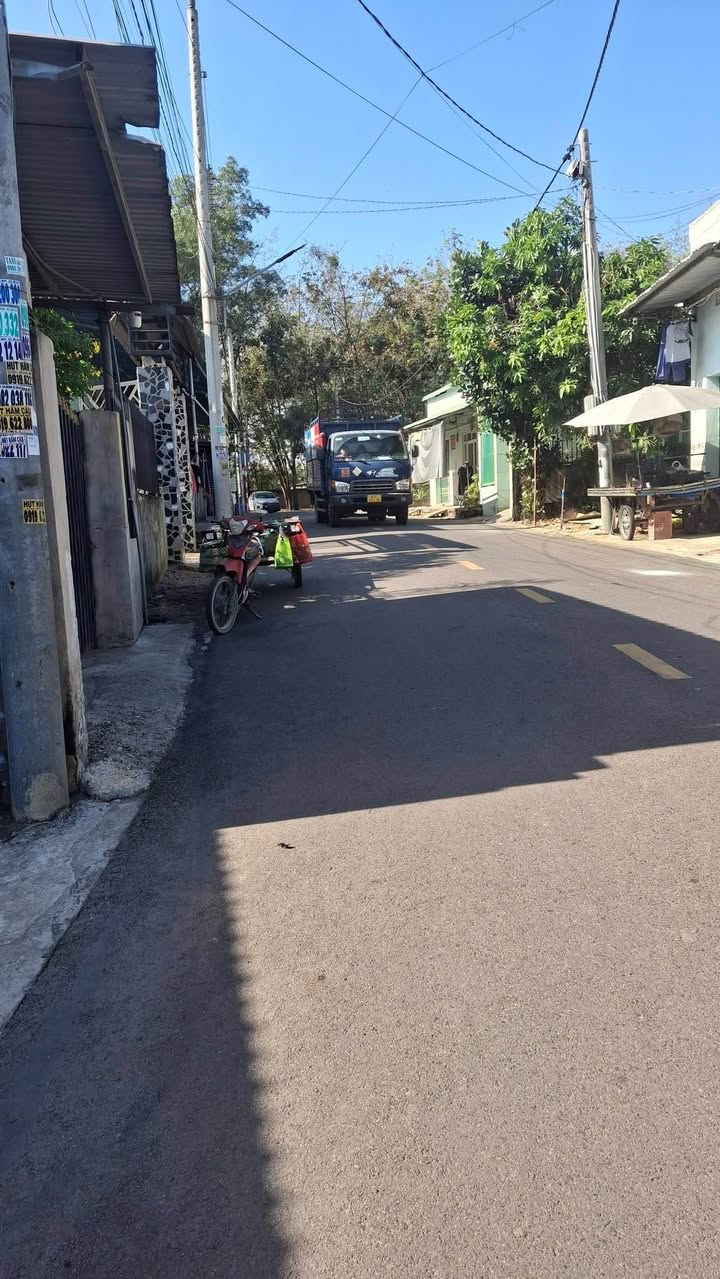 Nhà C4 Uyên Hưng Tân Uyên 190m² giá 2.3 tỷ - Thiết kế hiện đại và thoáng mát!