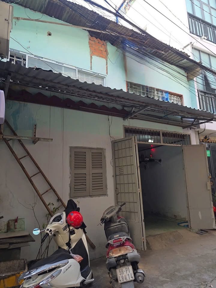 Nhà phố Lạc Long Quân, Tân Bình 40m² giá 4.65 tỷ - Hẻm yên tĩnh, thuận tiện di chuyển!