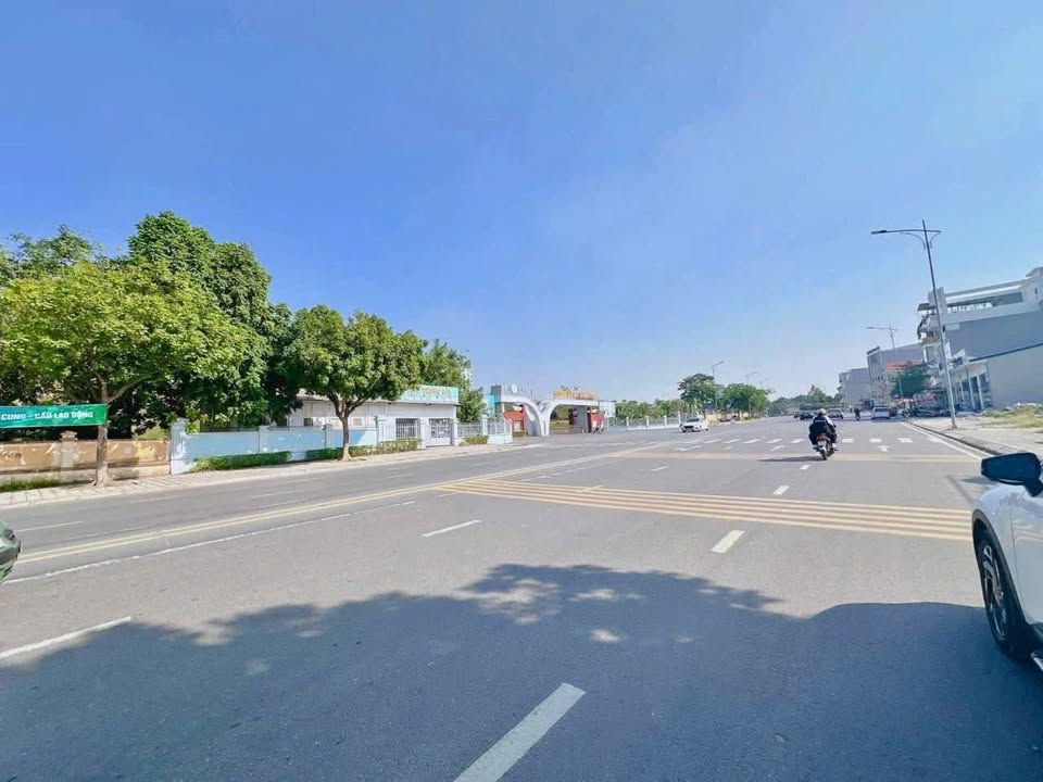 FrontHouse đường Nguyễn Tất Thành 180m² giá thương lượng - Vị trí kinh doanh sầm uất!