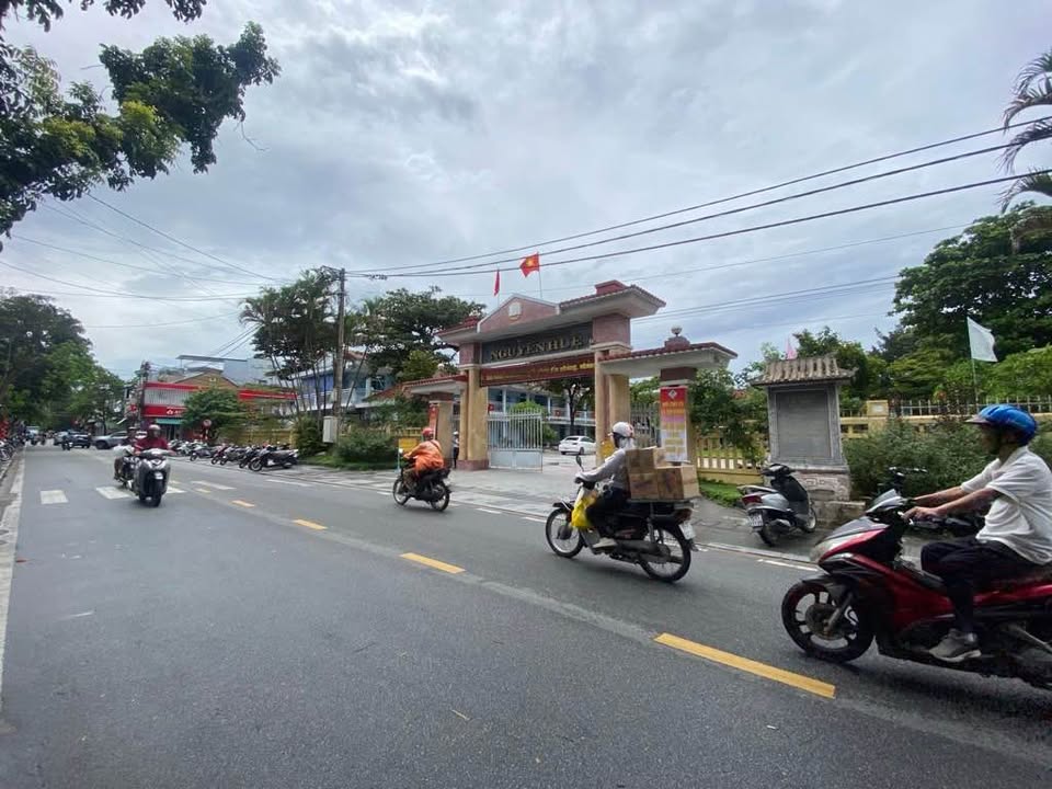 Nhà 3 tầng Đinh Thiên Hoàng, Thuận Lộc, 136m² giá 17.5 tỷ - Vị trí đắc địa, tiện ích đầy đủ!