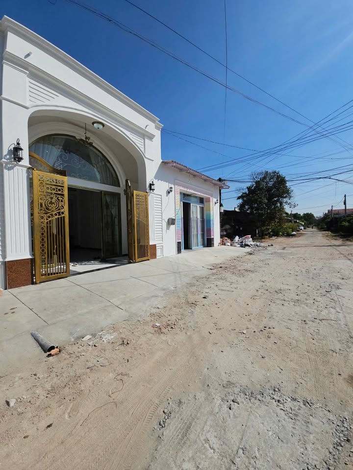 Villa mini phường Hòa Thành, Tây Ninh 1552.5m² giá 2.75 tỷ - Kiến trúc độc đáo, hoàn thiện ngay!