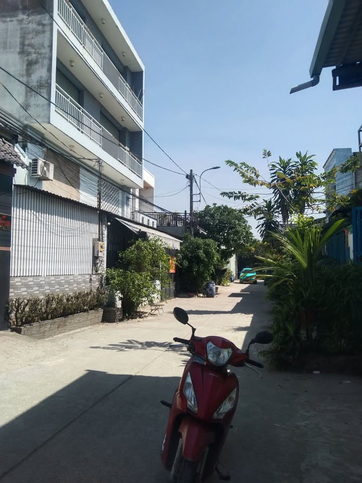 Nhà phố Bình Chánh 200m² giá 10.5 tỷ - Sổ hồng riêng, đường 7m thông thoáng!