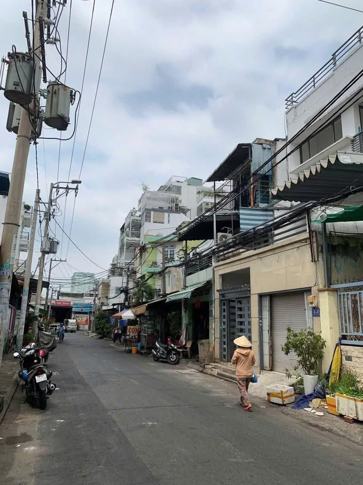 Bán FrontHouse tại Tân Phú 106m² giá 11.2 tỷ - Kinh doanh sầm uất!