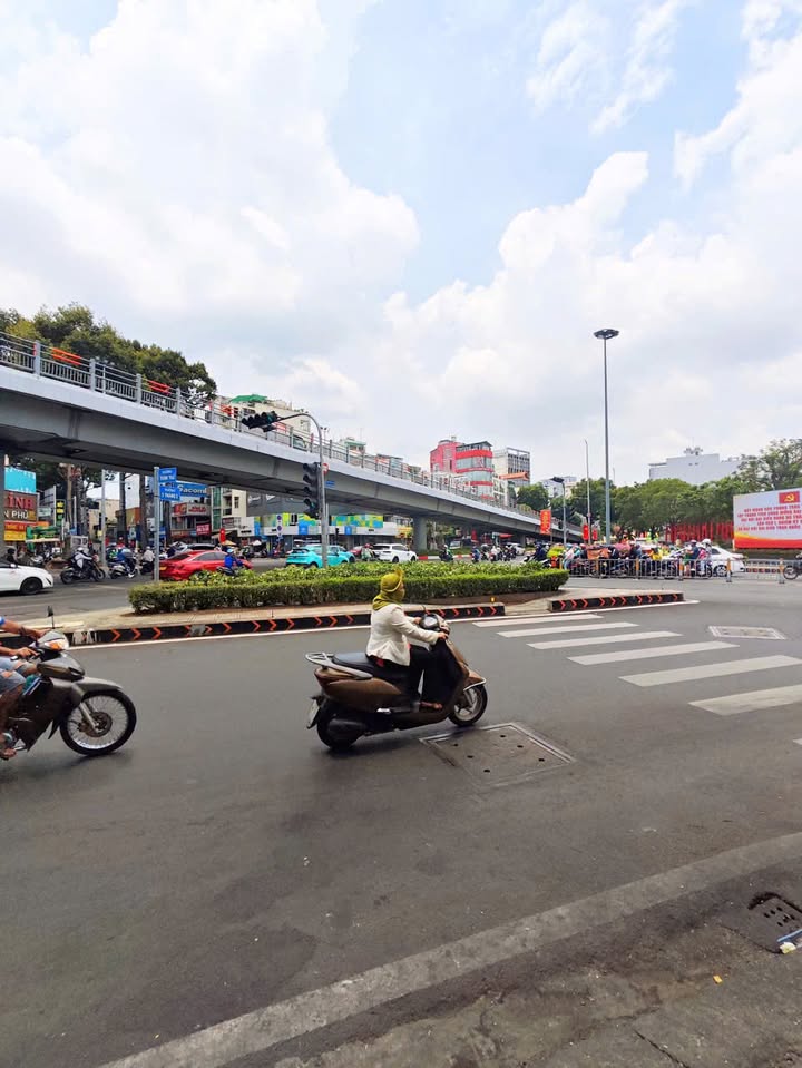 Nhà phố 3 tầng Quận 10, 63m² giá 6 tỷ - Sát mặt tiền, tiện ích đầy đủ!