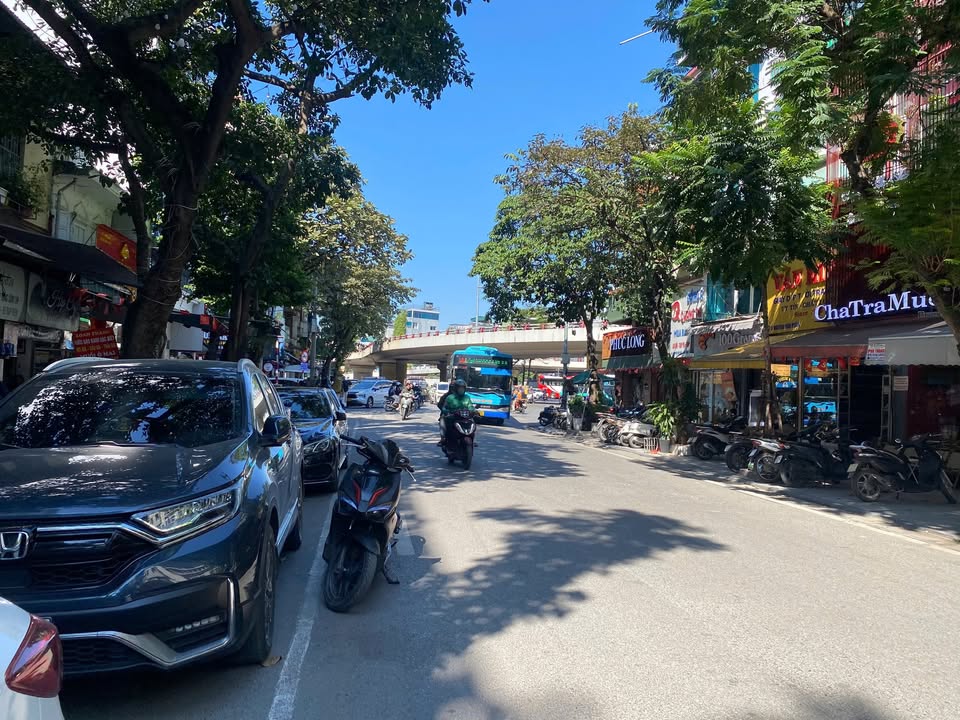 Cho thuê mặt phố Nguyễn Hữu Huân 100m² giá 50 triệu - Vỉa hè rộng, nhận nhà ngay!