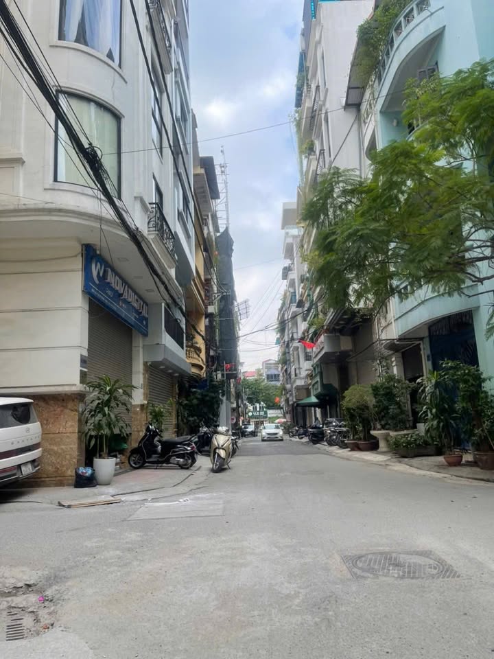 Nhà cho thuê góc ngõ Trung Kính, 70m², 60 triệu/tháng - Không gian rộng rãi, thang máy tiện lợi!