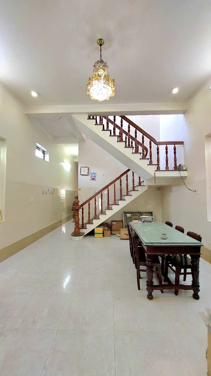 Nhà mặt tiền CMT8, Tây Ninh, 115m² giá 10.5 tỷ - Vị trí đắc địa cho kinh doanh!