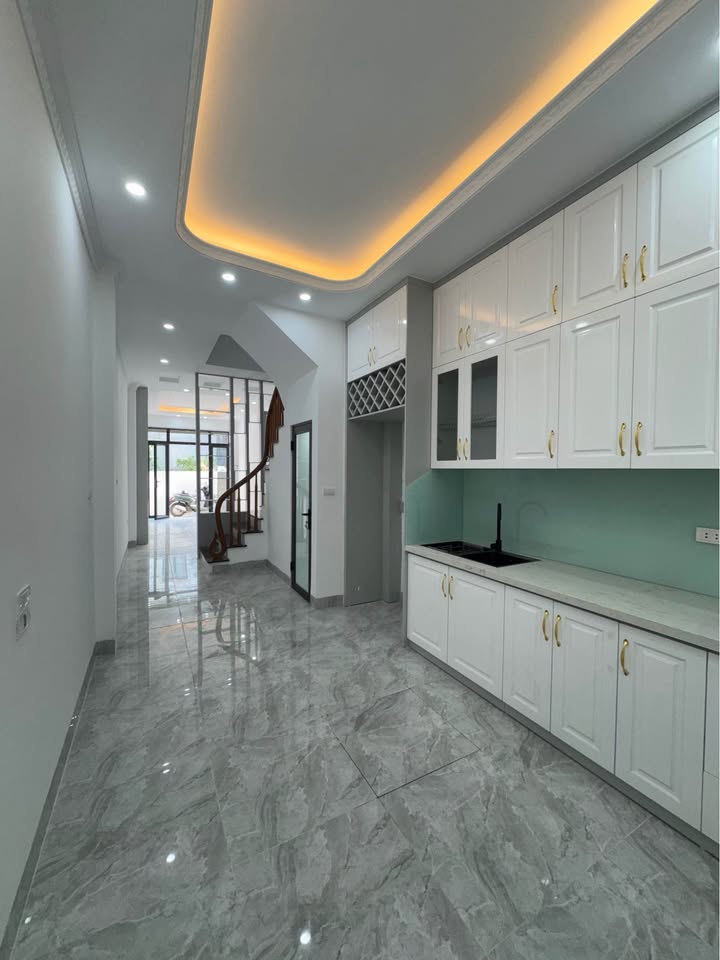 Nhà riêng Thạch Bàn 42m² giá 7.7 tỷ - Thiết kế hiện đại, 6 phòng ngủ rộng rãi!