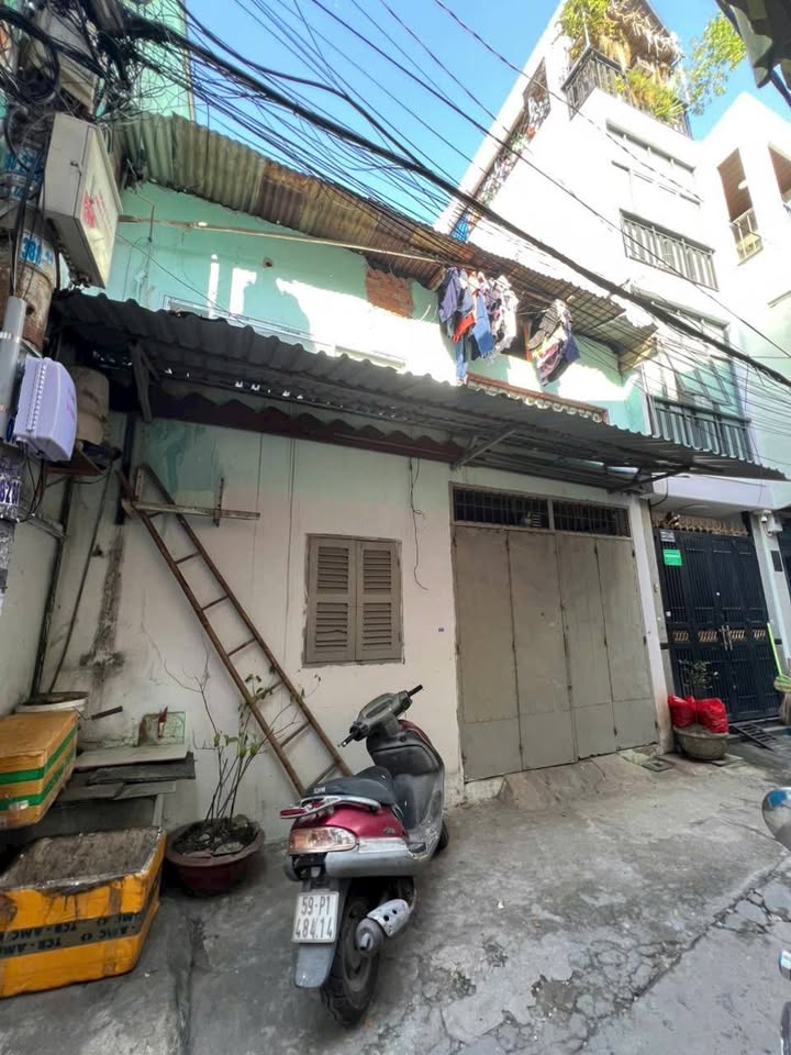 Nhà hẻm 737 Lạc Long Quân, Tân Bình, 40m² giá 4.65 tỷ - Tiềm năng sửa chữa tuyệt vời!
