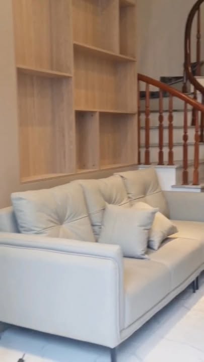 Nhà phố Việt Hưng Long Biên 35m² giá 7 tỷ - Sân siêu rộng, ô tô tránh nhau!