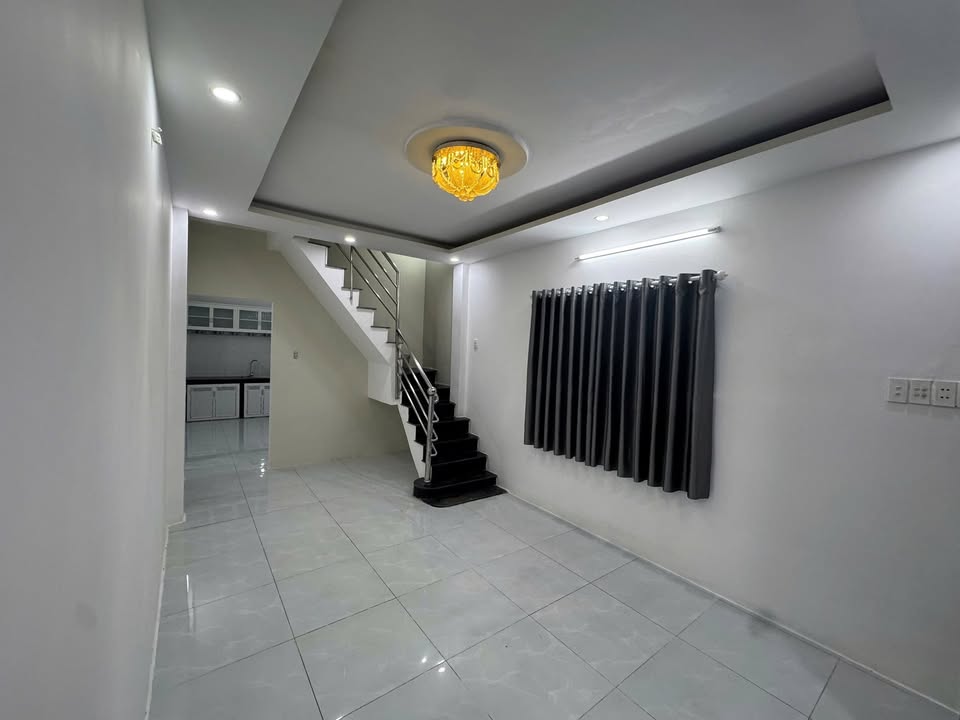 Nhà phố Hóc Môn 41m² giá 2.1 tỷ - Hẻm 4m, thuận tiện đi lại!