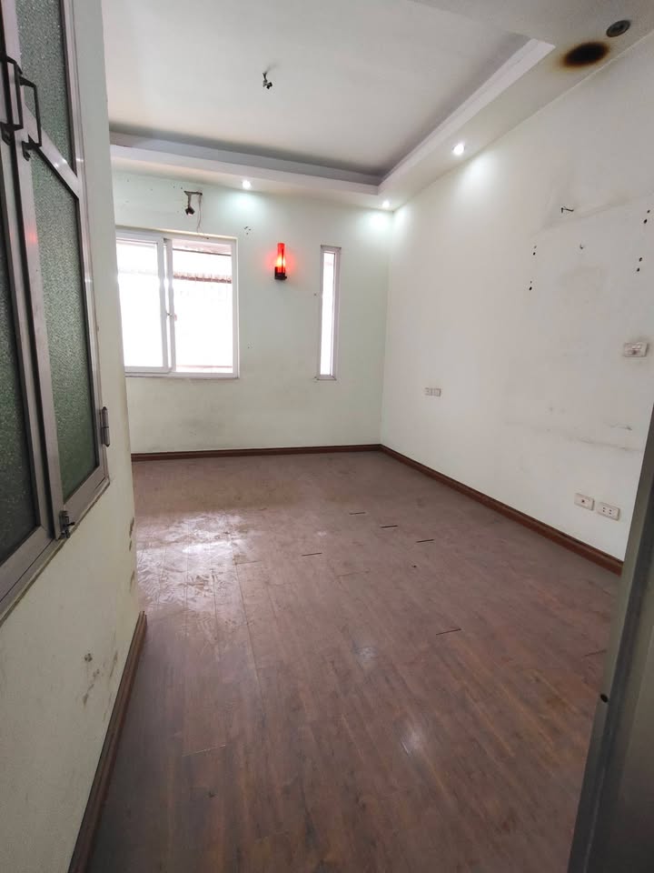 Căn hộ Tập thể tầng 3 Láng Hạ 90m² - Sổ đỏ chính chủ, giá đầu tư hấp dẫn!