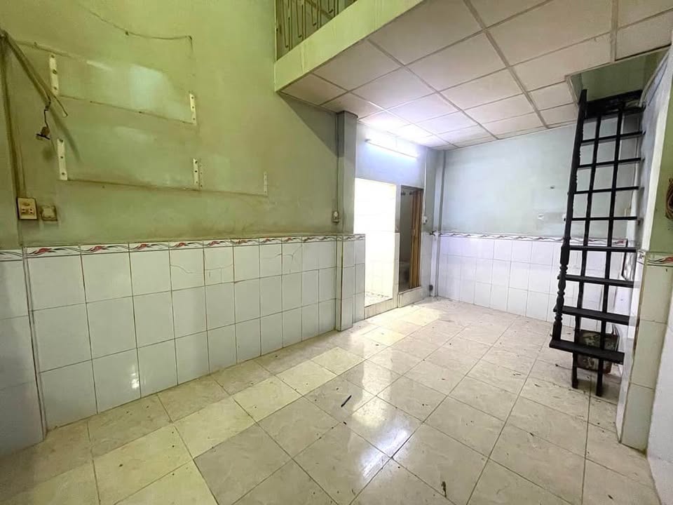 Nhà phố Quận 1, đường Võ Văn Kiệt 125m² giá 2 tỷ - Đầu tư an cư lý tưởng!