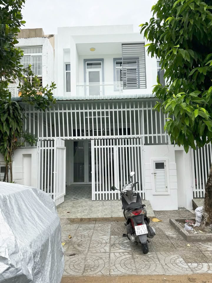 Bán nhà phố Đặng Thị Tám, An Hoà, Rạch Giá 100m² giá 3.4 tỷ - Tặng nội thất cao cấp!