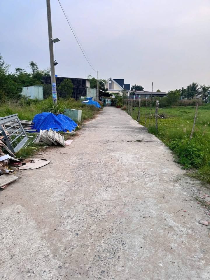 Đất thổ cư Đức Hòa Hạ 200m² giá 2,1 tỷ - Đường xe hơi, dân cư đông đúc!