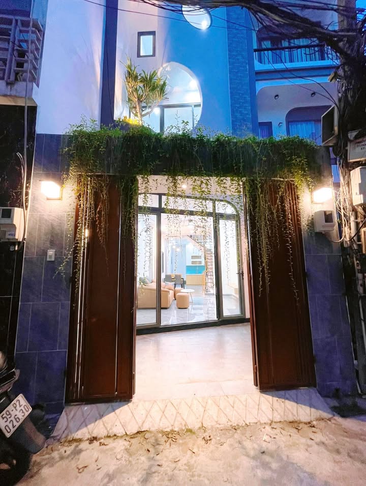 Nhà riêng Tân Phú 50m² giá 6.8 tỷ - Thiết kế hiện đại, gần chợ và trường học!