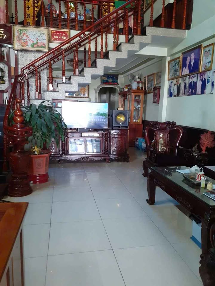 Nhà và kho 400m² mặt tiền QL20, cách sân bay Liên Khương 1,5km - Cần bán gấp!