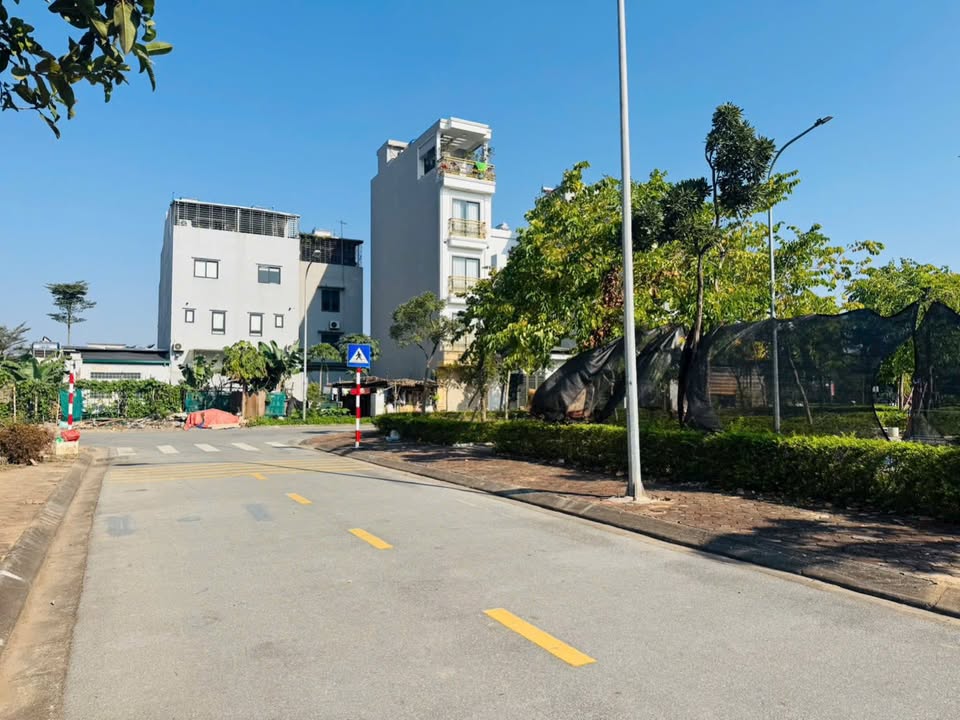 Đất nền khu TĐC Giang Biên 70m² giá 20 tỷ - View vườn hoa tuyệt đẹp!