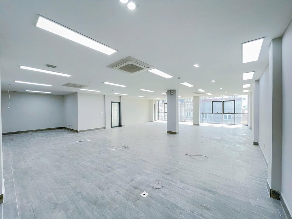 Văn Phòng Khuất Duy Tiến 100m² giá 17 triệu - Mặt phố lớn, giao thông thuận tiện!