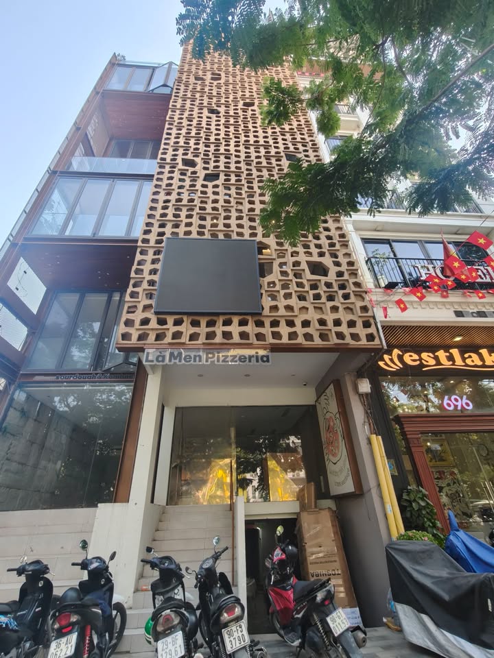 Cho thuê toà nhà mặt phố Lạc Long Quân, Tây Hồ 120m² giá 90 triệu - Vị trí kinh doanh sầm uất!