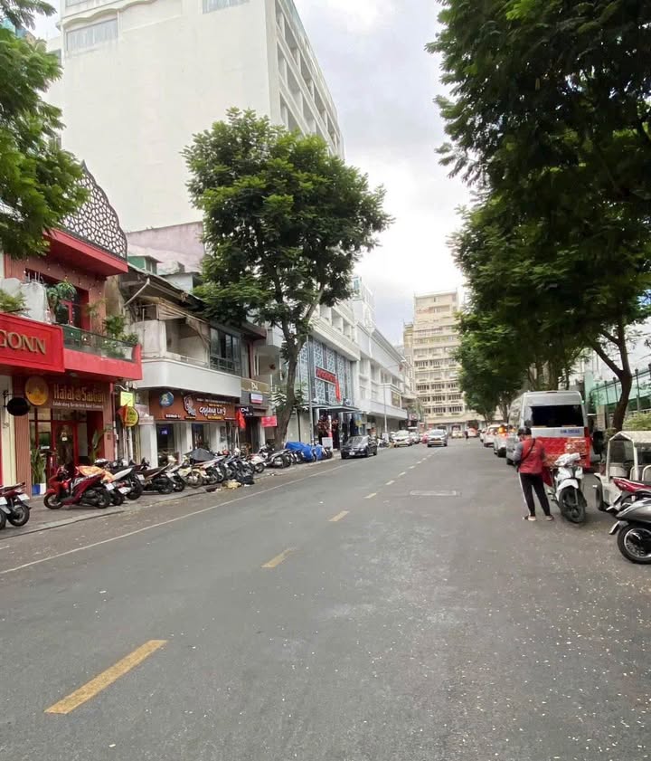 Nhà mặt tiền 23 Đông Du, Quận 1, diện tích 397.2m² - Cho thuê ngay 145 triệu/tháng!