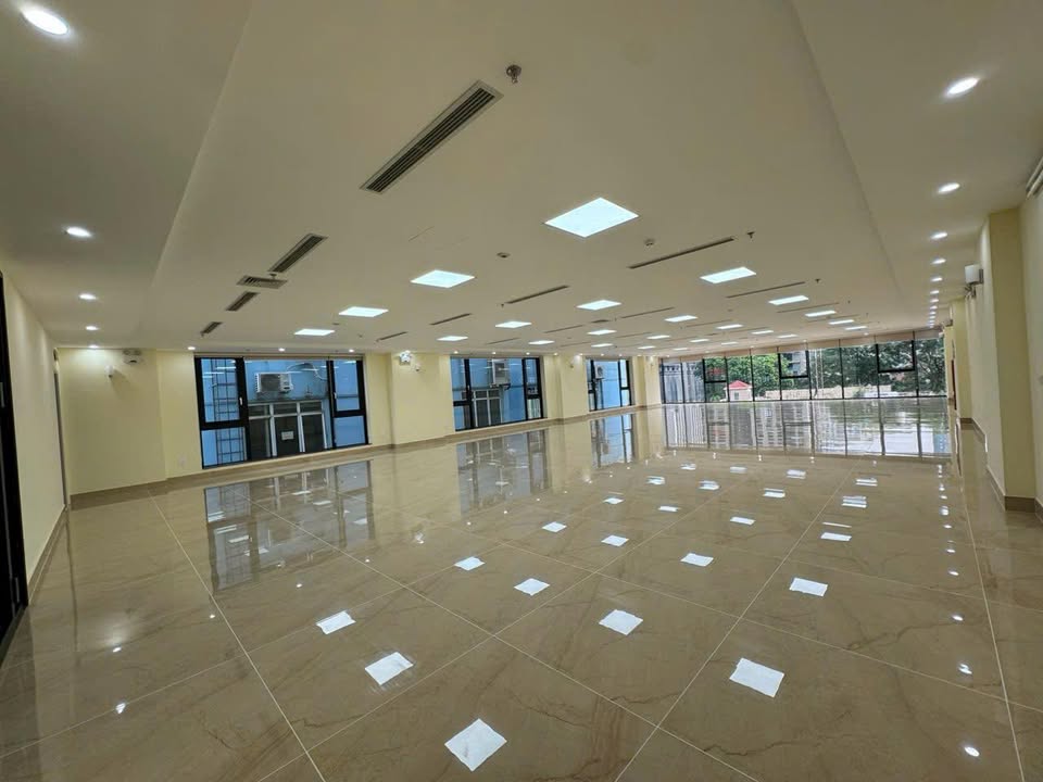 Sàn văn phòng cho thuê tại 100 Hoàng Ngân, Cầu Giấy 400m² - Phù hợp showroom, ngân hàng!