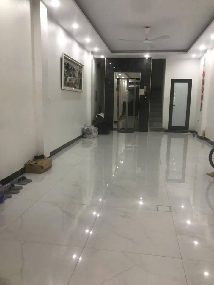 Mặt bằng kinh doanh cho thuê tại ngõ 150 Chùa Láng, Đống Đa 55m² giá 7 triệu - Vị trí thuận lợi cho mô hình kinh doanh sạch sẽ!