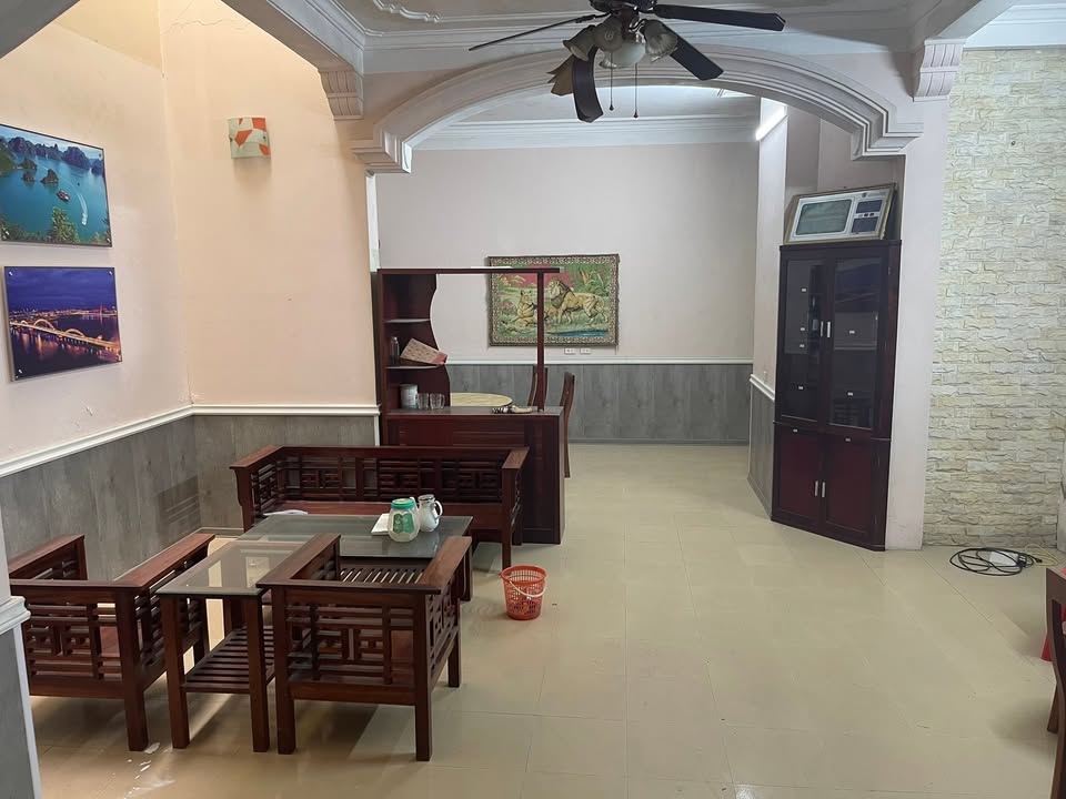 Nhà 2 tầng Trường Thi, Vinh 232m² giá 11 tỷ - Vị trí trung tâm, kinh doanh tốt!