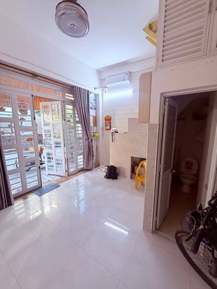 Nhà hẻm xe hơi 8m thông Lạc Long Quân 20m² giá 4.3 tỷ - Kinh doanh ngay